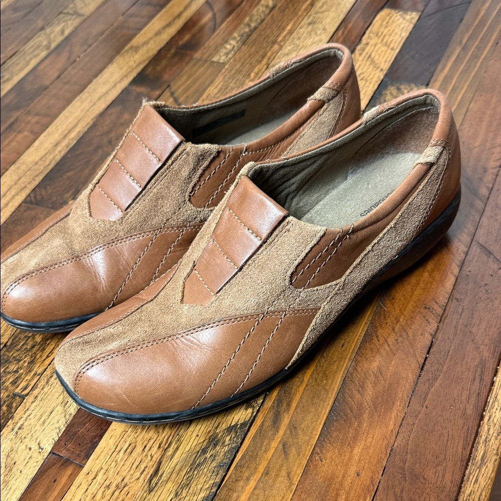 Clarks Bendables Women’s Tan Leather & Suede Slip-On Loafers